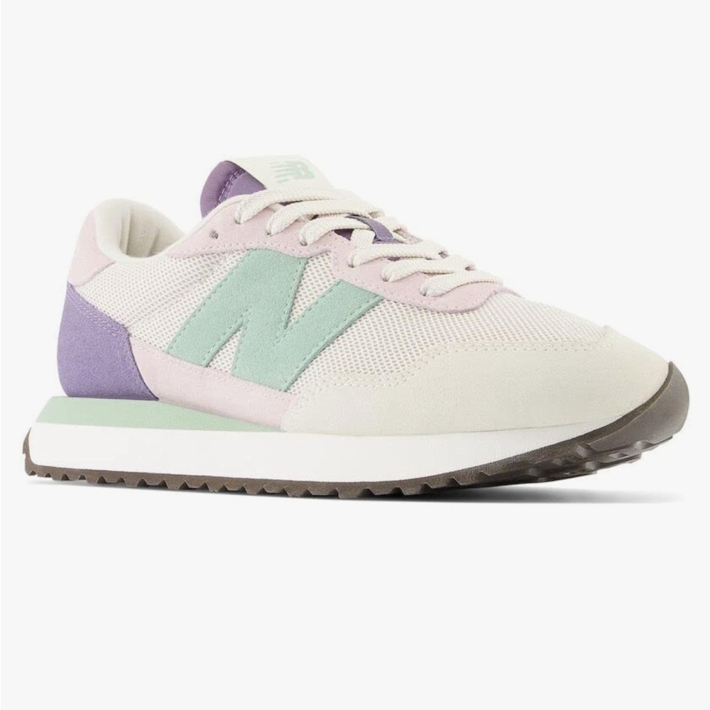 Brand new sneakers! Very comfortable and stylish!